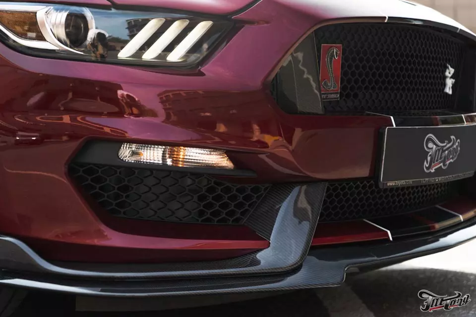 Ford Mustang Wylsacom. Ламинация деталей экстерьера карбоном.